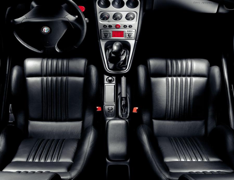 Интерьер Alfa Romeo GTV (937C) 2003 года  (WW) (фото 4 из 19)